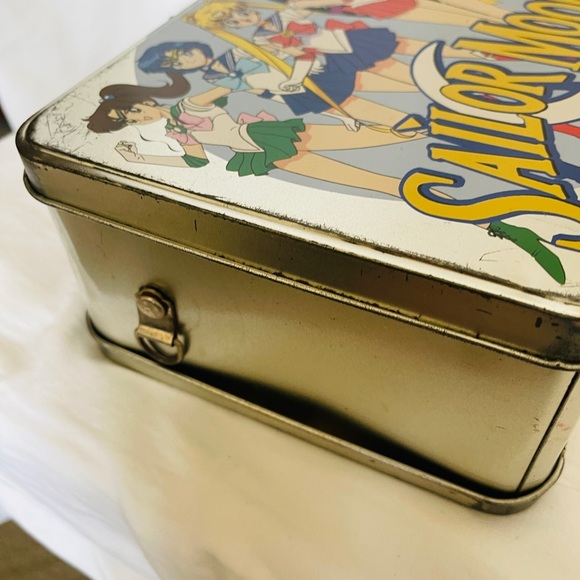 SAILOR MOON Tin Lunch 🗃️ Box. 💗. Will consider ALL offers. - Picture 8 of 10